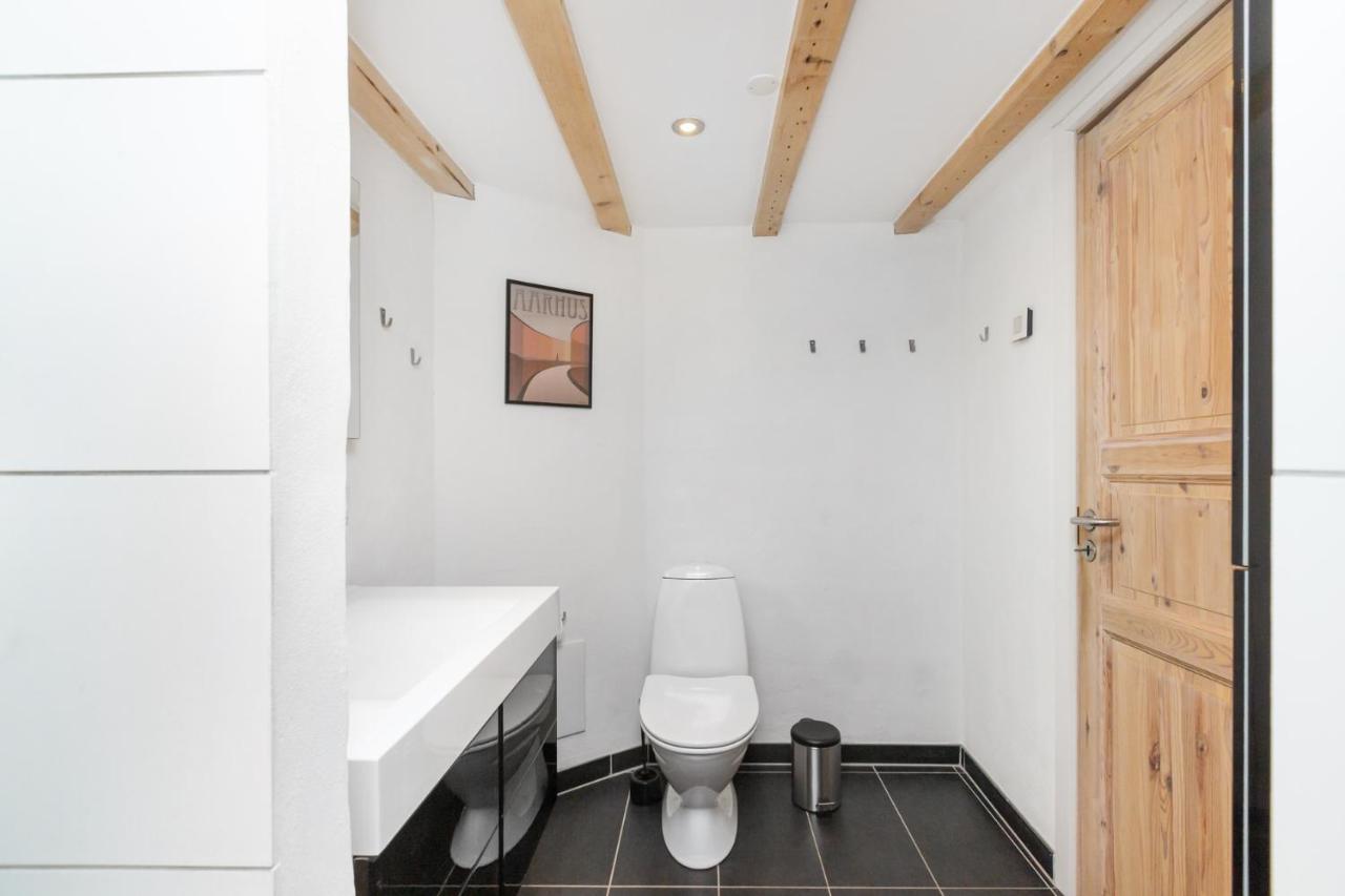Moderne & Fuldt Udstyret Lejlighed M.Plads Til 4 Hojbjerg Exterior foto